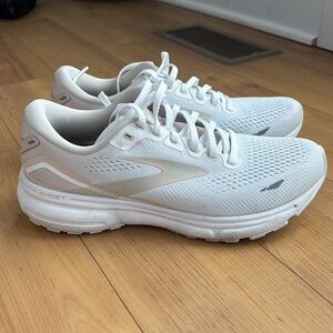 Brooks women GHOST 15 size 9 excellent condition.